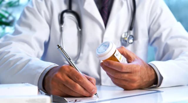 Czy lekarz prywatny może wystawić receptę refundowaną? Sprawdź zasady!